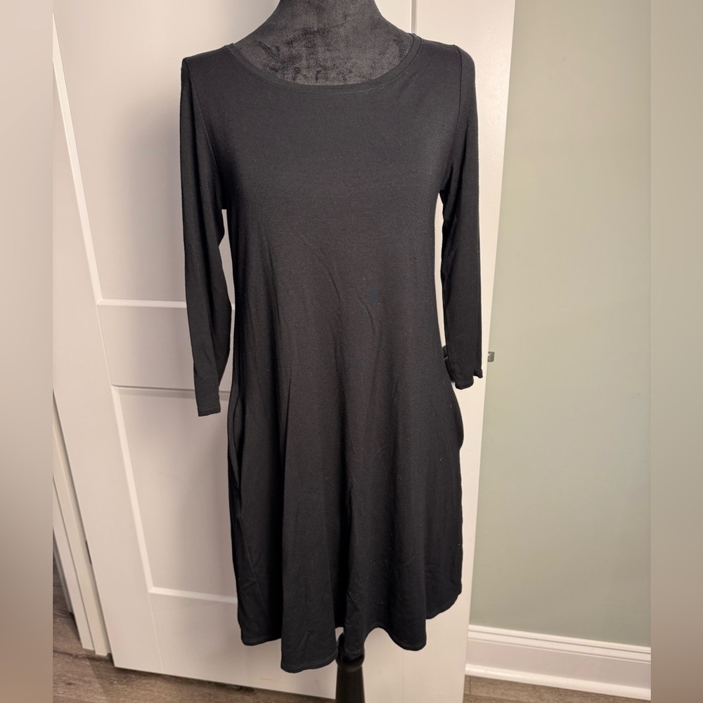 Eileen Fisher black viscose scoop neck knee length dress with pockets LS
